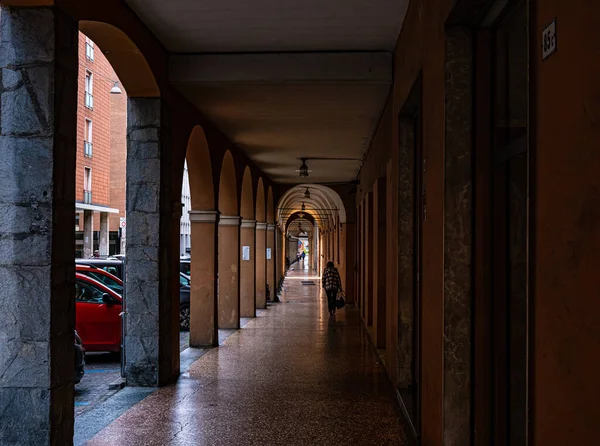 Bologní Portály Dne Oblouky Sloupy Chodci Architektura Itálie — Stock fotografie