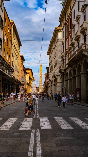 Corso Bologna Con Torre Garisenda Parte Inferior Multitud Calle Julio — Foto de Stock