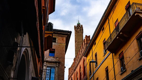 Torre Della Garisenda Bolonia Vista Entre Edificios Históricos Italia —  Fotos de Stock