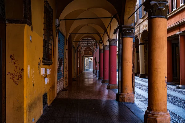 Gündüzleri Bologna Porticoes. Kemerler, sütunlar, mimari. İtalya