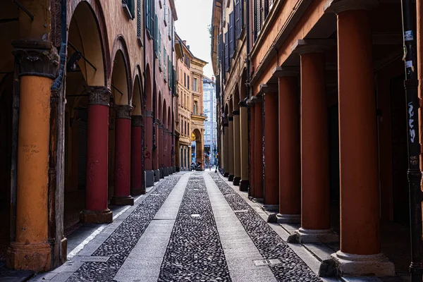 Gündüzleri Bologna 'nın tarihi merkezinin caddesi. Oyun salonları, atari salonları, sütunlar, yoldan geçenler, mimari. İtalya