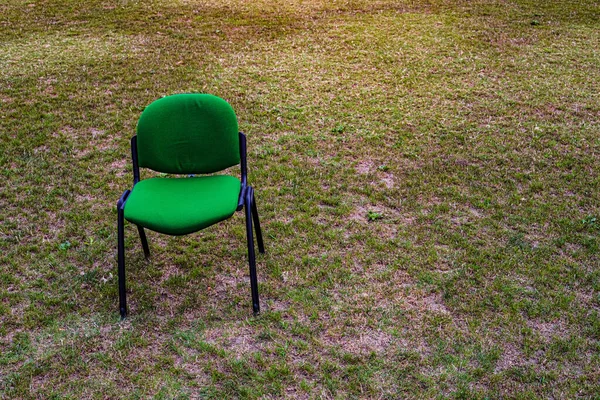 規制サッカー場の緑の椅子の下にドアがある サッカーとビジネス ベンチ現場に座って — ストック写真