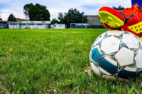 Futbol Sahasında Topa Basan Futbolcu Ayağının Altında Gol Var — Stok fotoğraf
