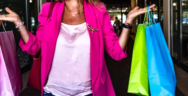 Vrouw Met Fuchsia Jasje Met Gekleurde Enveloppen Haar Handen Winkelen Stockfoto