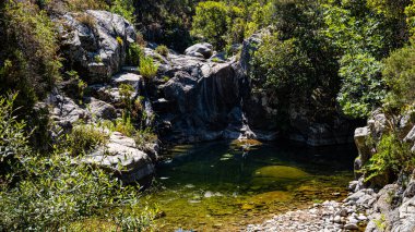 Monte Limbara 'da kuru şelaleler. Yazın susuzluk.