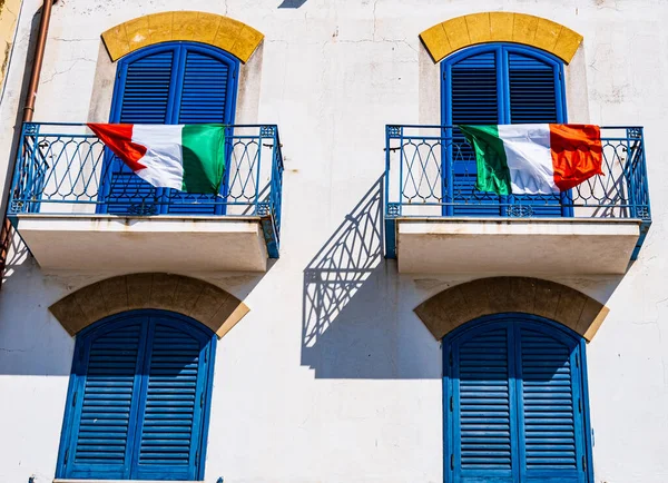 Banderas Italia Balcones Con Ventanas Azules —  Fotos de Stock