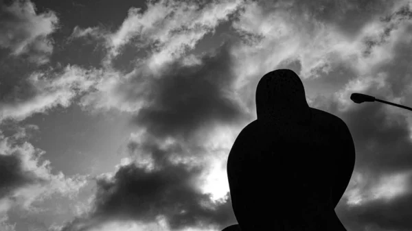 Silhueta Estátua Com Céu Nublado Lâmpada Rua Espiritual Religioso Contemplativo — Fotografia de Stock
