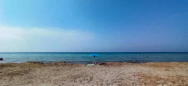 空旷的沙滩上的孤零零的伞 蓝色的海 西西里卡波费托意大利 — 图库照片