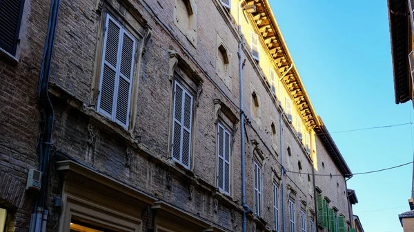 Pohled Historické Centrum Fano Marche Itálie Okna — Stock fotografie