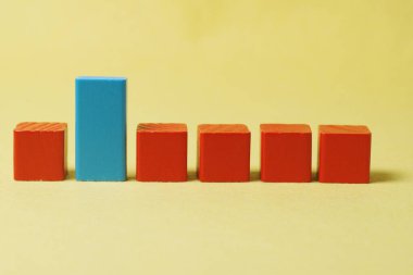 Renkler ve şekiller. Kırmızı şekiller arasında mavi şekil. Farklı ol.