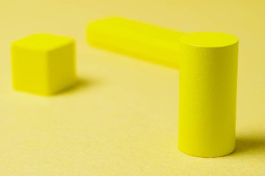 Soyut renkler. Sarı arkaplanda sarı renkli şekiller.