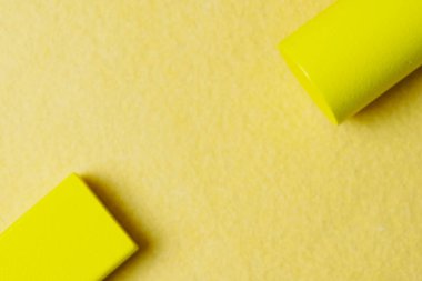 Soyut renkler. Sarı arkaplanda sarı renkli şekiller.