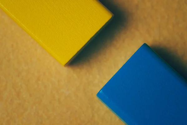 Soyut Renkler Sarı Arkaplanda Mavi Sarı Renkli Şekiller — Stok fotoğraf
