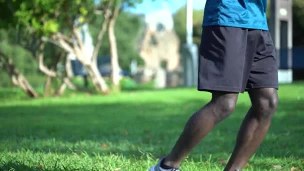 Kaki Anak Hitam Melakukan Pemanasan Taman Hijau Olahraga Kebugaran Berjalan — Stok Video