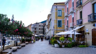 Cilento sahili, Scario. Campania, İtalya. Renkli binalar ve parmaklıklarla Corso manzarası.