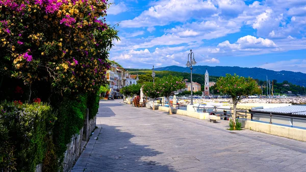 Cilento sahili, Scario. Campania, İtalya. Ağaçlarla, kiliseyle birlikte parkurun manzarası..
