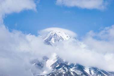 Koryaksky volkanının tepesindeki merceksi bulut, Kamçatka yarımadası.