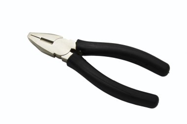 Beyaz arkaplanda pense izole edildi