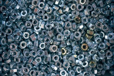 Parlak metal kilit fındıkları yığını..