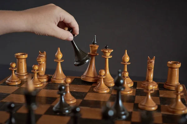 Spela schackpjäser av trä. Att förlora ett parti schack. — Stockfoto