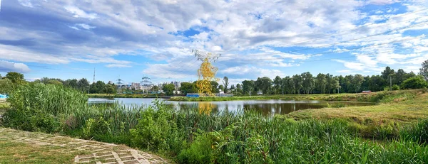 Belgorod 'un arması şeklinde elektrik desteği. Belgorod manzarası.