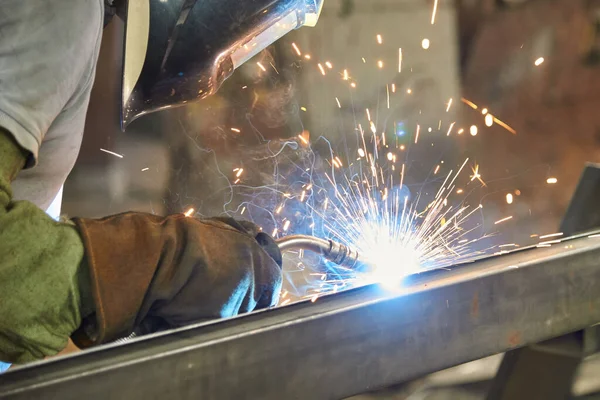 Homem Processa Metal Com Gás Soldagem Elétrica Soldadura Metal — Fotografia de Stock