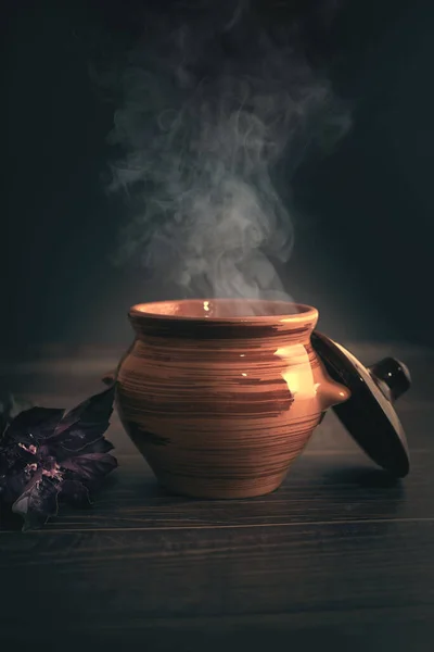 Een Pot Voor Het Bakken Met Warm Eten Binnen Stoom — Stockfoto