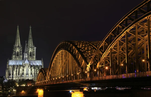 Katedral ve Hohenzollern köprü - Köln, Almanya