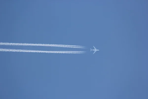 맑고 푸른 하늘에 비행기 contrail — 스톡 사진