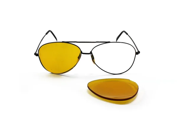 saf beyaz arka plan üzerinde kırık sarı güneş gözlüğü lens