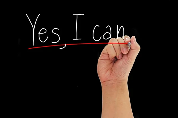 Evet olumlu düşünme ve siyah arka plan üzerine izole motivasyon vermek için elimden yazma kalemi ile el.