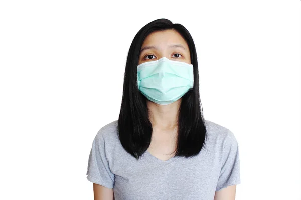 Saf beyaz zemin üzerine yüz maskesi ile Asyalı kadın.