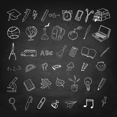 Okula geri dön. Siyah tebeşir üzerinde okul simgeleri ve tasarım öğeleri