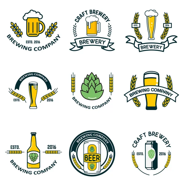 Etiquetas de cervecería y elementos de diseño. Tazas de cerveza, botellas, lúpulo, whe — Vector de stock