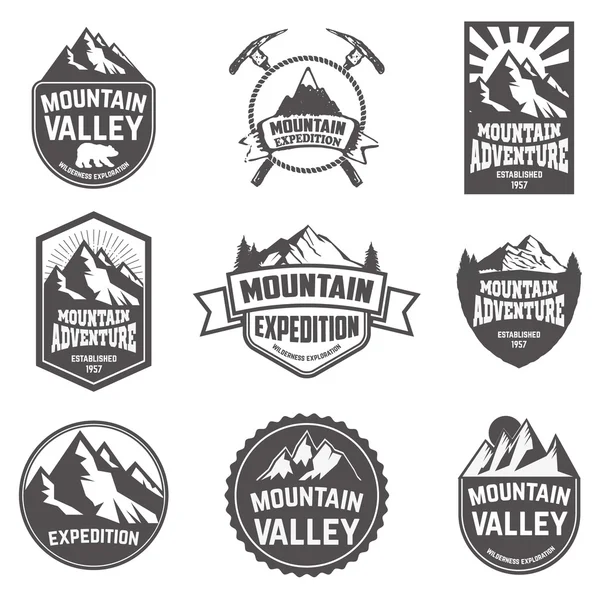 Senderismo, etiquetas de exploración de montañas y emblemas . — Vector de stock