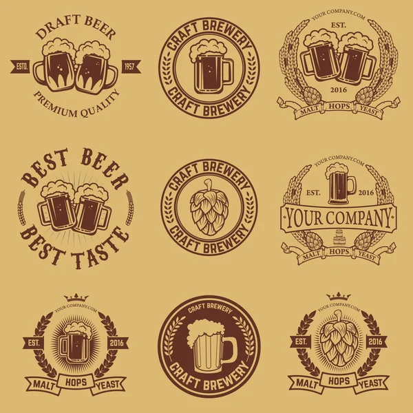 Set de etiquetas plantillas con taza de cerveza. Emblemas de cerveza. Bar. Pub. D) — Vector de stock