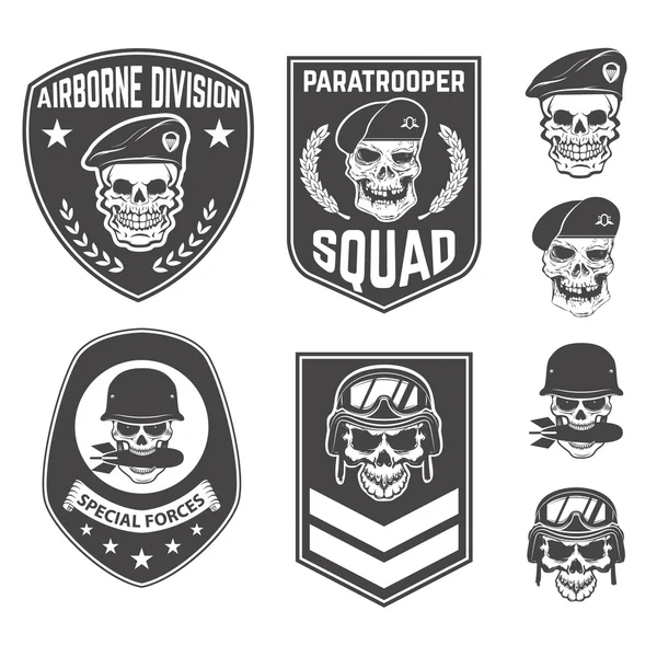 Conjunto de emblemas militares e elementos de design. Crânios com armas — Vetor de Stock