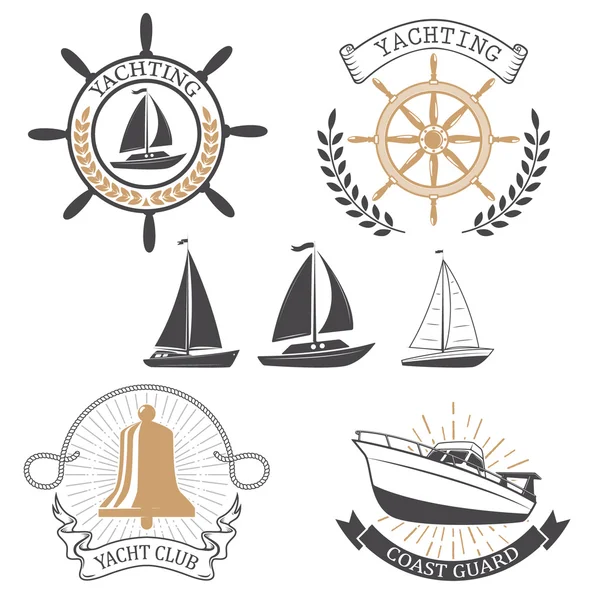 Des étiquettes de club de yachting. Yacht club. Emblèmes nautiques . — Image vectorielle