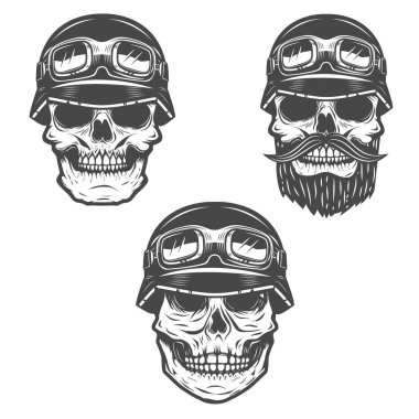 Beyaz arka planda izole edilmiş bir grup yarışçı kafatası. Logo, etiket, amblem, poster ve tişört için tasarım ögeleri.