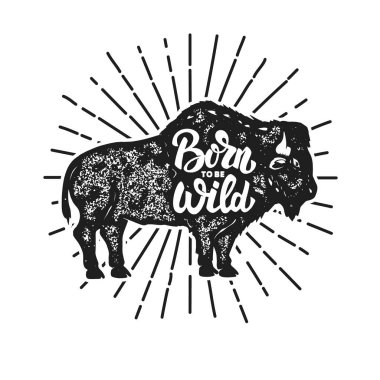 Vahşi olmak için doğmuşsun. Grunge tarzı bizon silueti beyaz arka planda izole edilmiş. Logo, etiket, amblem ve imza için tasarım ögeleri.