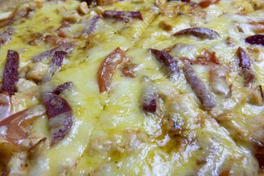 İtalyan pizzası. Sosisli klasik pizza.