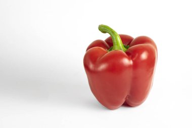 Beyaz arka planda izole edilmiş taze kırmızı tatlı Bulgar biberi.