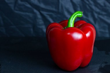 Siyah arkaplanda taze kırmızı tatlı Bulgar biberi izole edilmiş.