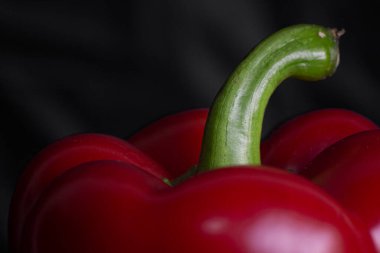 Siyah arkaplanda taze kırmızı tatlı Bulgar biberi izole edilmiş.