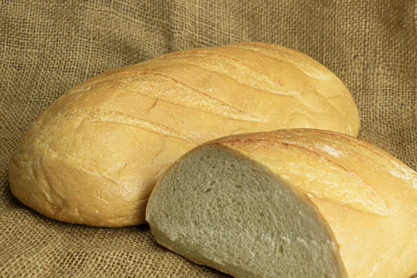 Çuval Bezi Arka Planında Taze Yapımı Ekmek — Stok fotoğraf