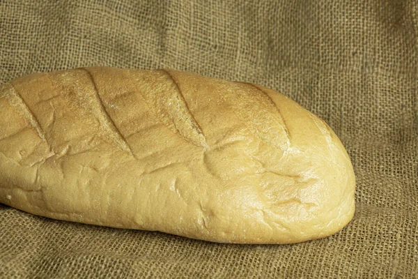 Çuval Bezi Arka Planında Taze Yapımı Ekmek — Stok fotoğraf