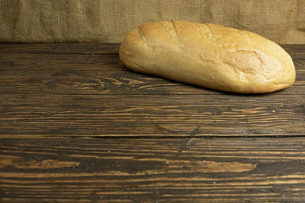 Ahşap Zeminde Taze Yapımı Ekmek — Stok fotoğraf