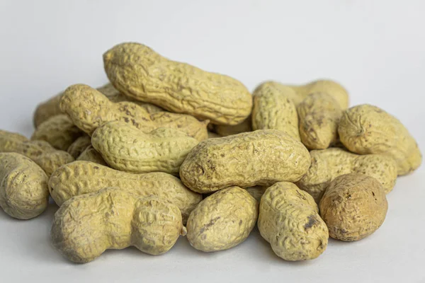 Poignée Cacahuètes Crues Sur Fond Blanc — Photo