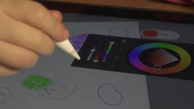 bebek dijital tablet üzerinde çizim