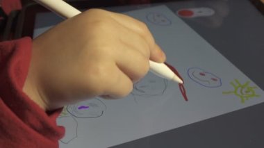 bebek dijital tablet üzerinde çizim